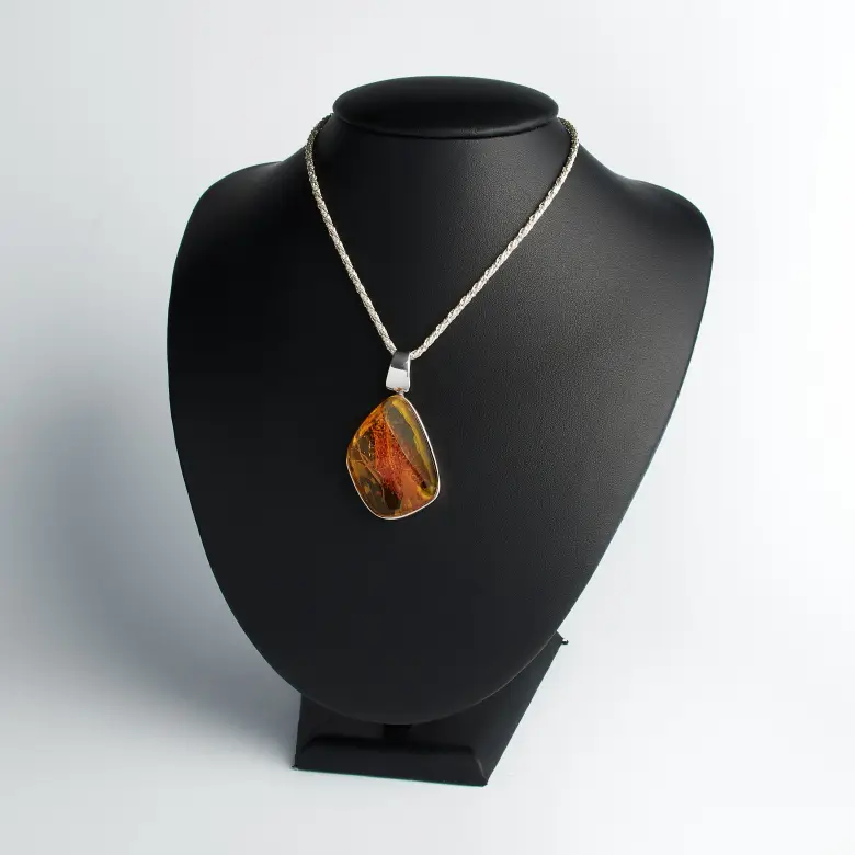 Srebrny wisior z bursztynem Srebrny wisior z bursztynem